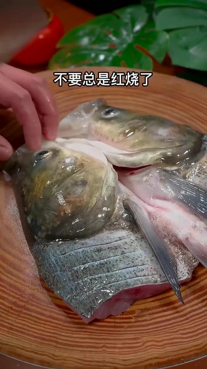 以后把鱼头买回家不要总是红烧了,试试这个酸汤鱼头吧,酸爽好吃
