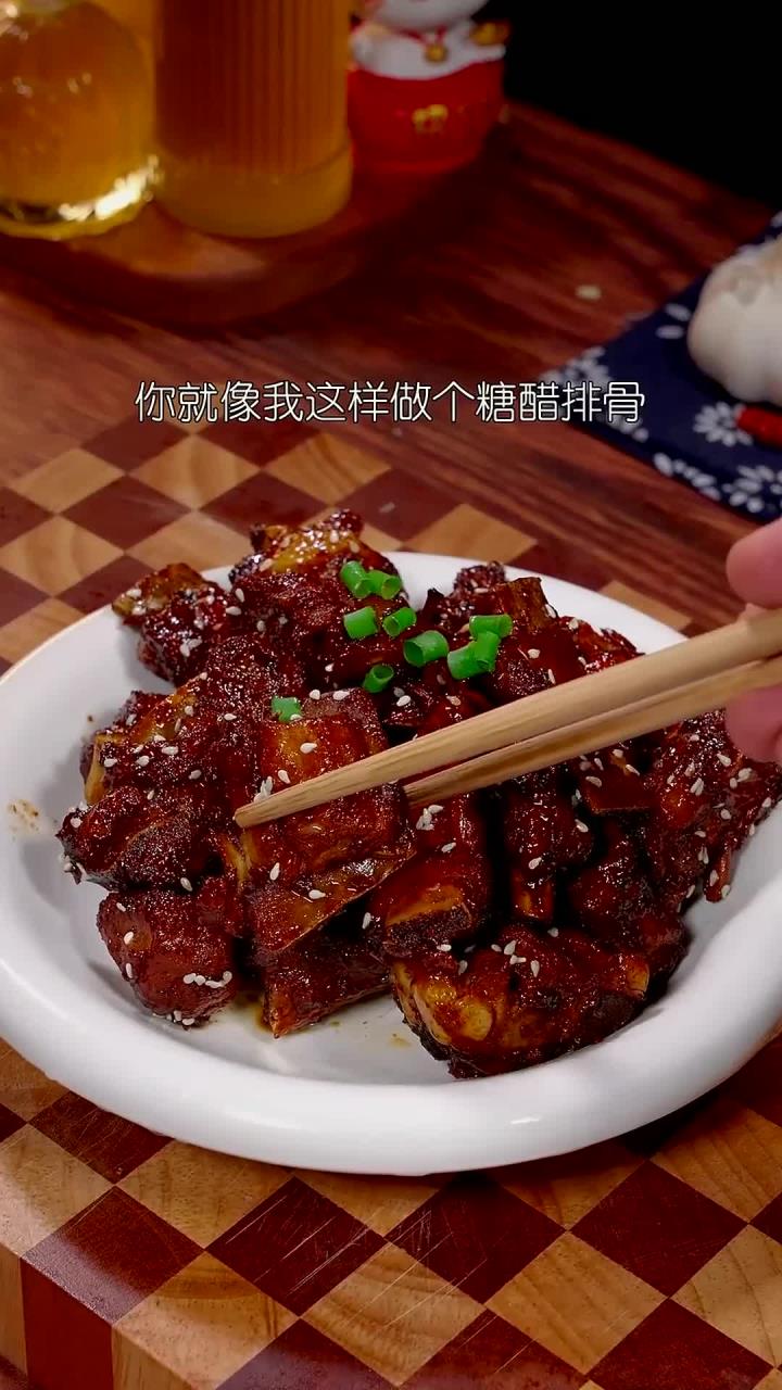以后排骨买回来不要只会炖汤了，你就像我这样做个糖醋排骨，做法简单酸甜适口