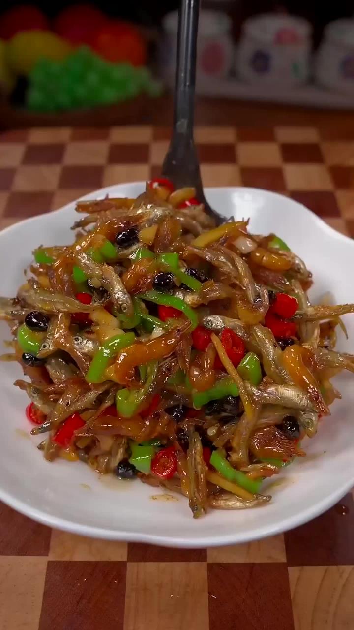 湖南特色小鱼小虾,晒的很干且无沙,随便用点青椒炒都非常下饭,下粥可香了
