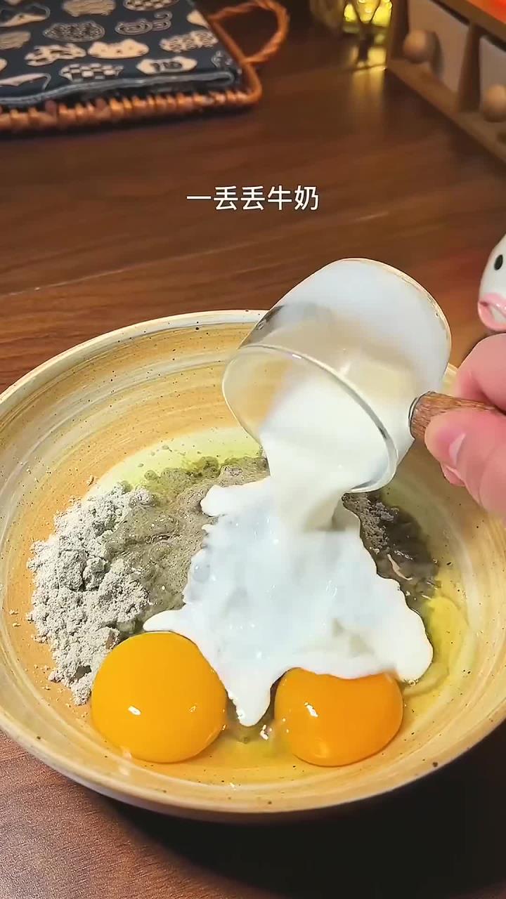 可能你不信,做蛋糕其实只要两样?黑芝麻糊鸡蛋?做法简单,无需揉面,无需烤箱,松