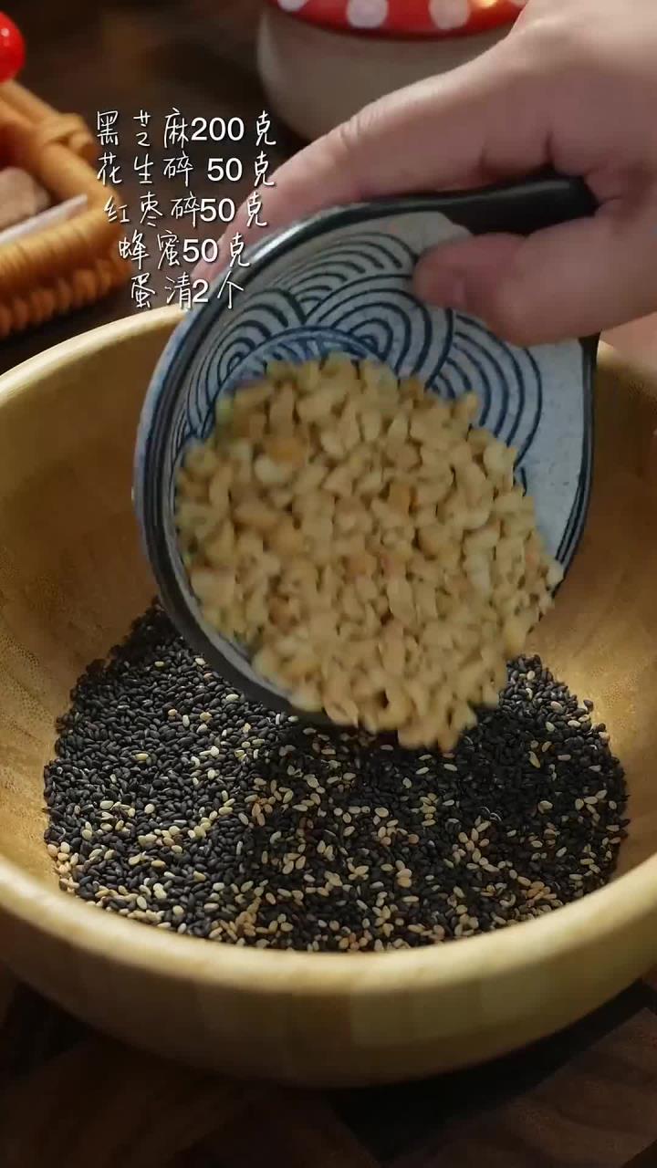 我用空气炸锅居然做出了营养又好吃的黑芝麻薄脆饼干,这么健康的小零食,又脆又香好吃