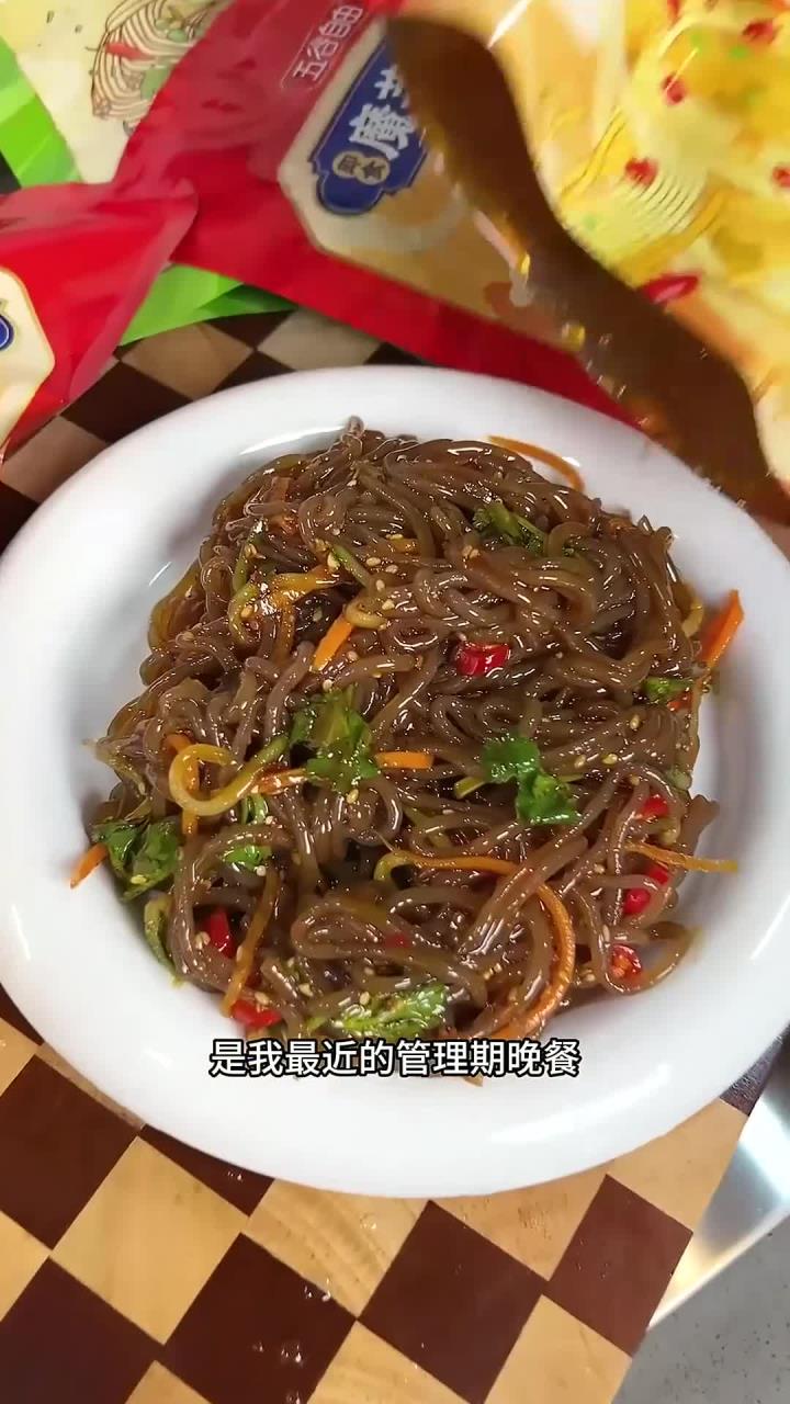开袋即食魔芋荞麦面,晚上饿了馋了来一袋,好吃解馋还没啥负担