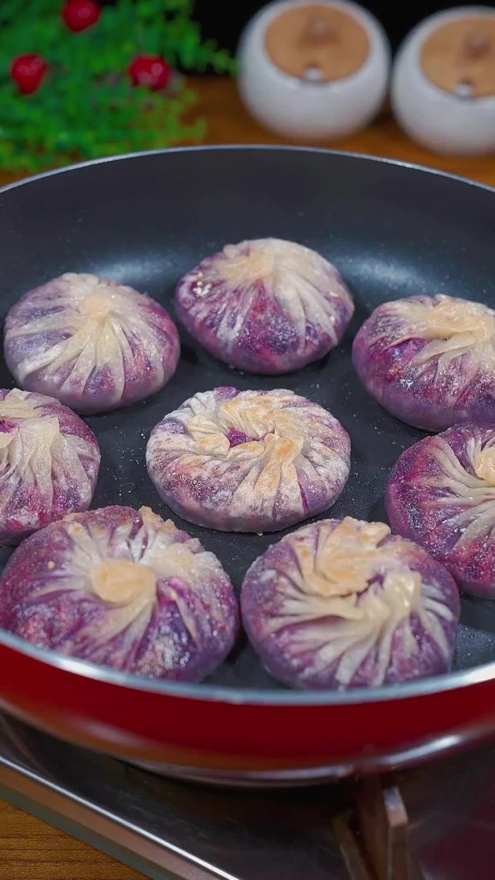 不用烤箱,不用油炸,也能做出好吃的爆浆拉丝紫薯饼,奶香味十