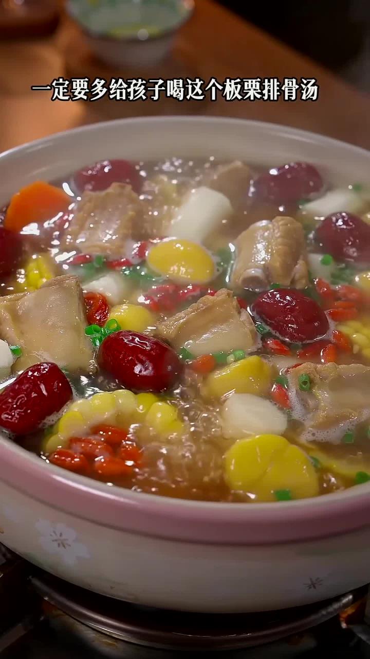 秋季天气干燥，推荐这款美味板栗排骨汤，清甜滋润，唤醒味蕾～