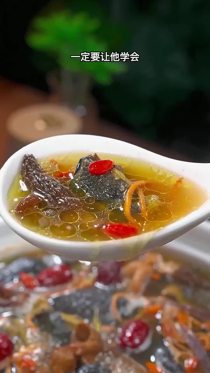 家里有老婆的一定要学会这道乌鸡汤,汤鲜味美,简单好喝又营养,为家人炖上一锅真的是