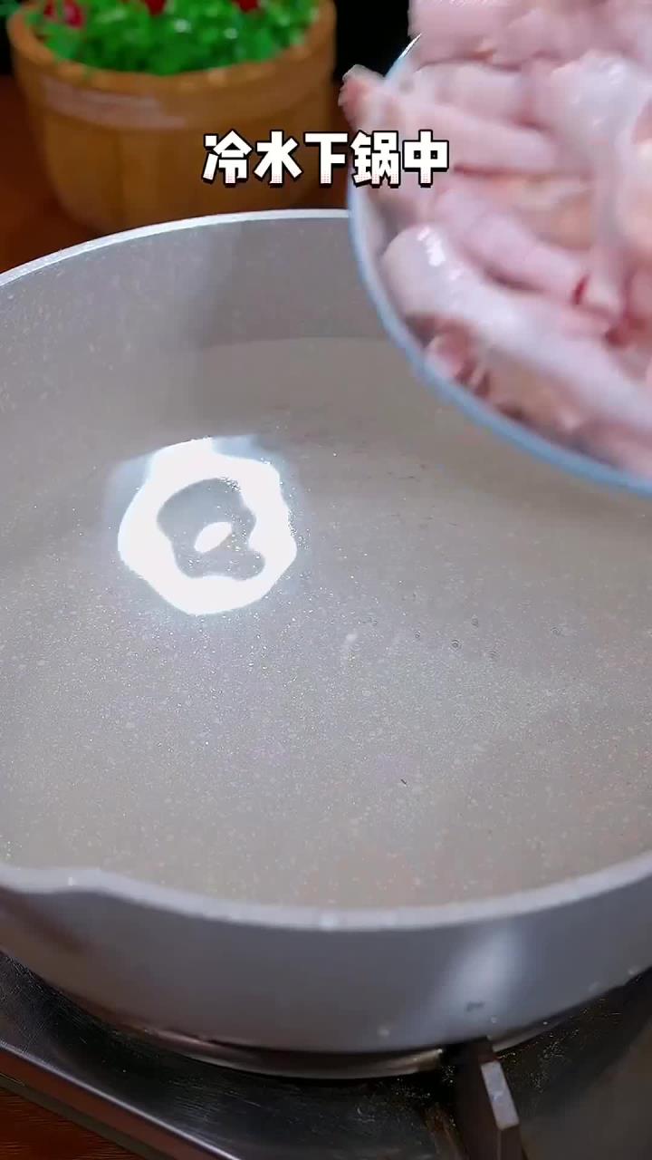 周末的快乐其实很简单，一份网红酸辣鸡爪，真是让人欲罢不能～