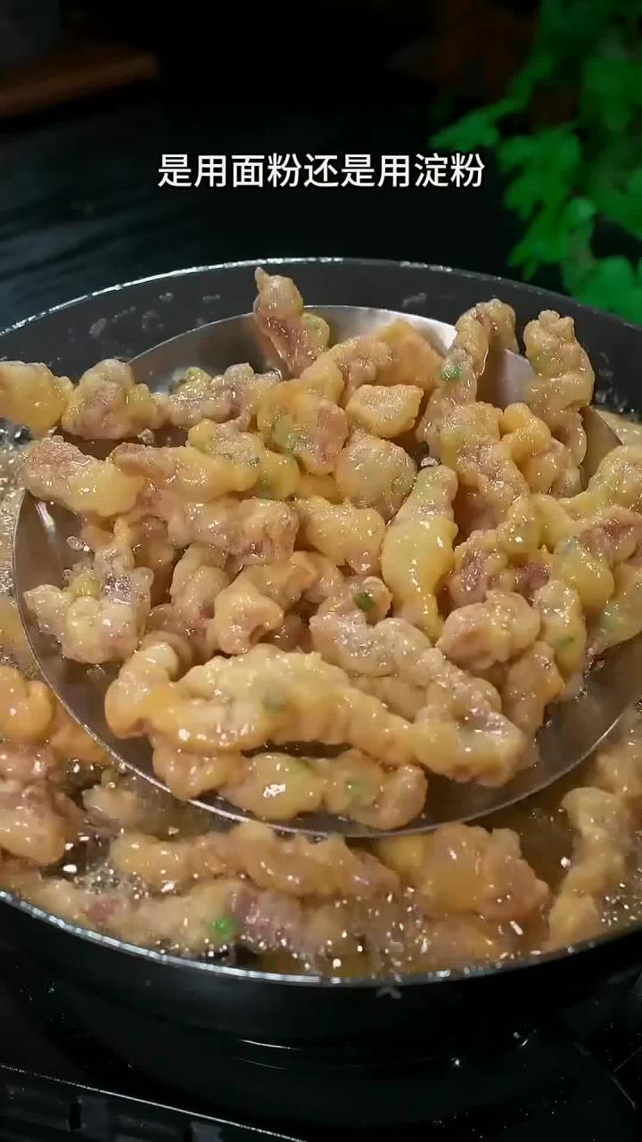 炸小酥肉是用面粉还是淀粉呢?很多人都弄不清楚,下次你就和我这样做,炸出来酥脆又好