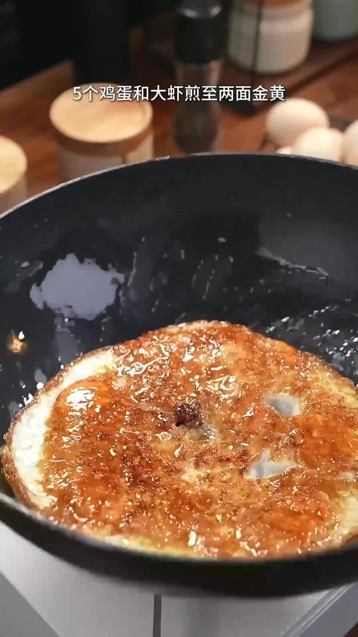 天冷了,就来一碗一口鲜掉眉毛的鲫鱼鸡蛋豆腐汤,好喝还营养