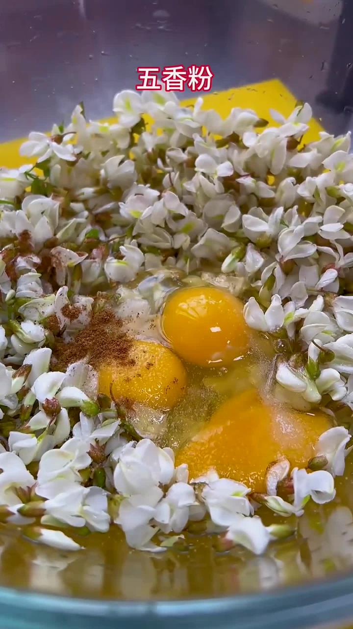 早起10分钟就能搞定的槐花饼，做法简单又营养，一家人的早餐一锅出