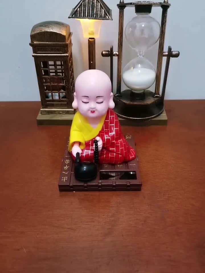 太阳能小和尚，灯光白天亮光他都在敲木鱼