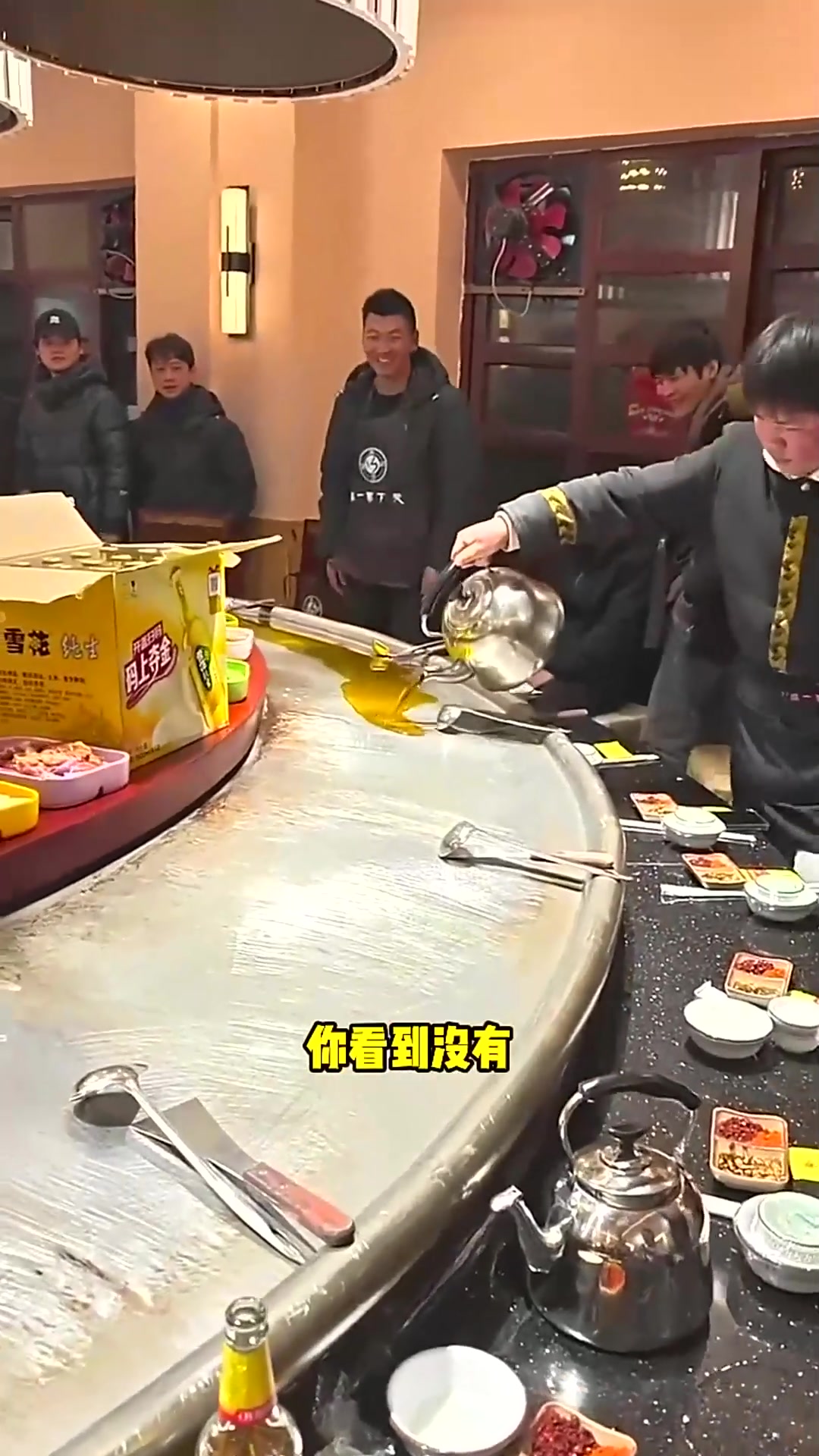  这种烤肉真是新颖啊,一大堆人围着桌子烤肉,就是衣服上味大