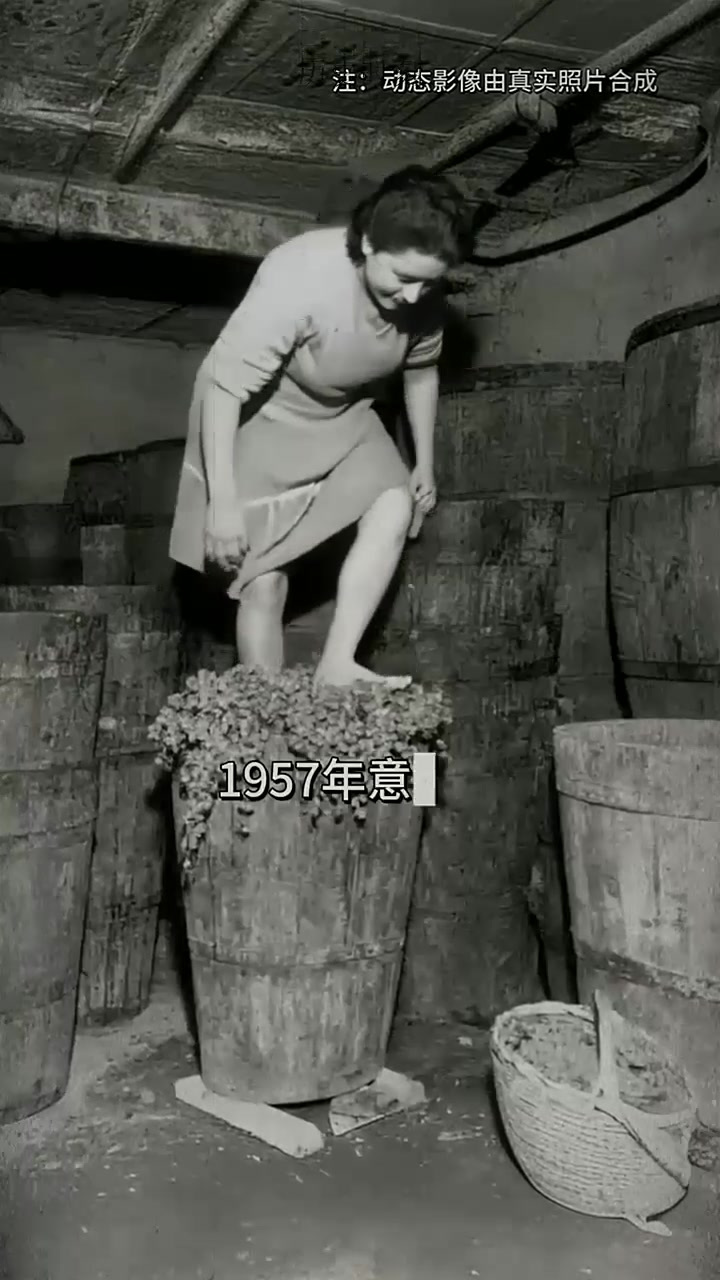 1957年,意大利弗拉斯卡蒂,一女子正在酿制葡萄酒
