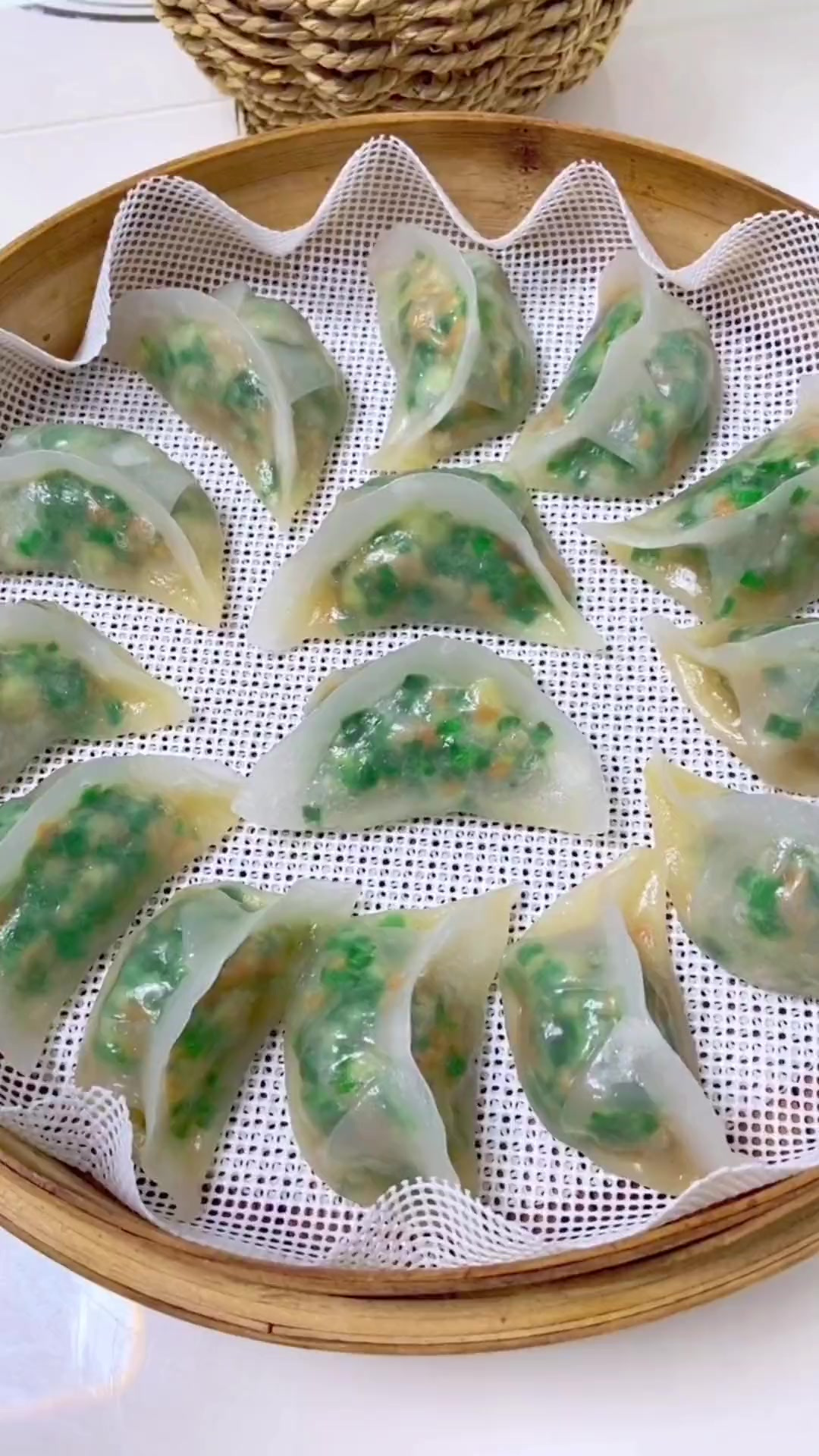 三鲜馅的水晶蒸饺，咬一口直流汤，味道很鲜，一口气吃了半盘子！