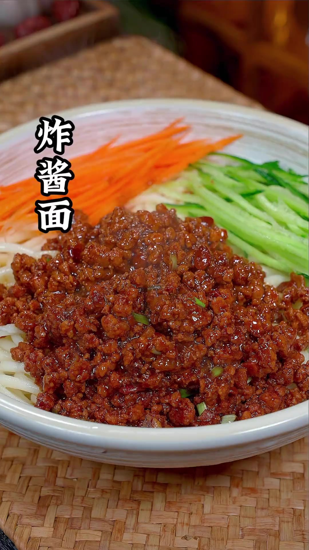 炸酱面 家庭版的详细做法，简单又好吃，味道一点也不输饭店的