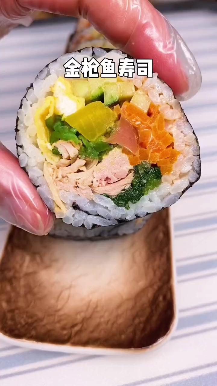 天气越来越热，不喜欢做饭的就做一份金枪鱼寿司，简单好吃又营养