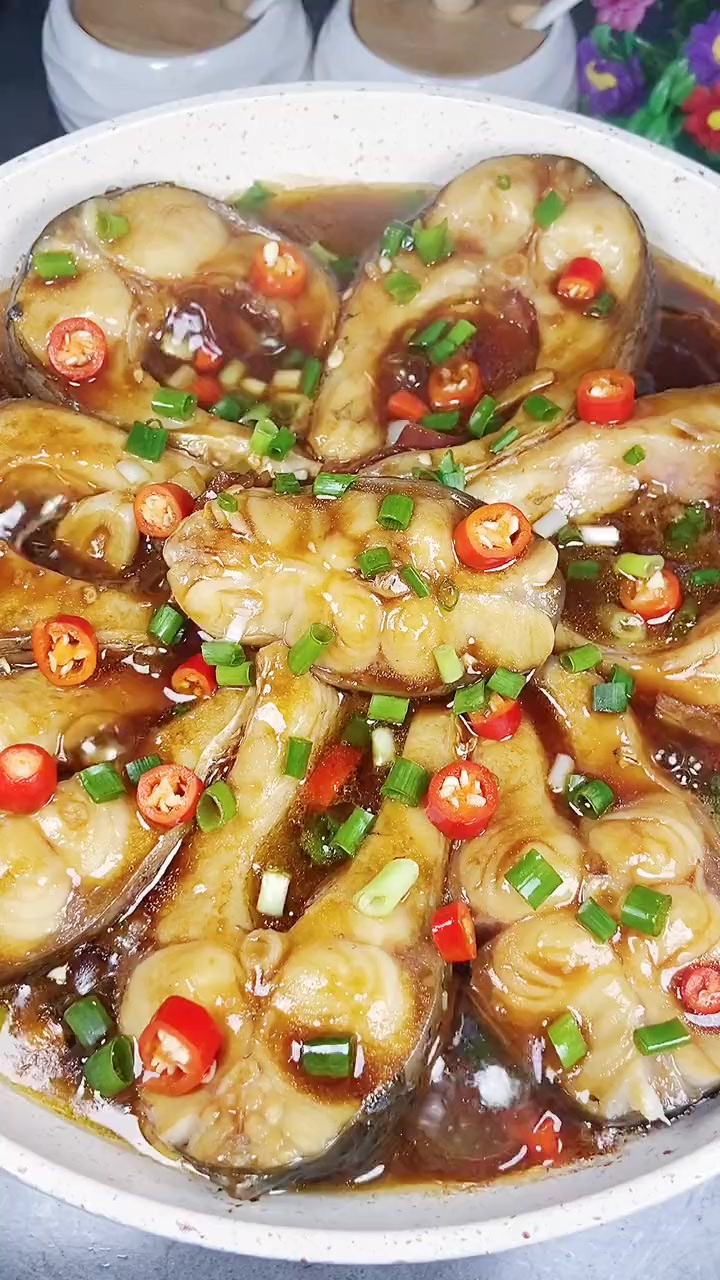 今天分享一道流口水的黄焖鱼，肉质鲜嫩，简单又好吃