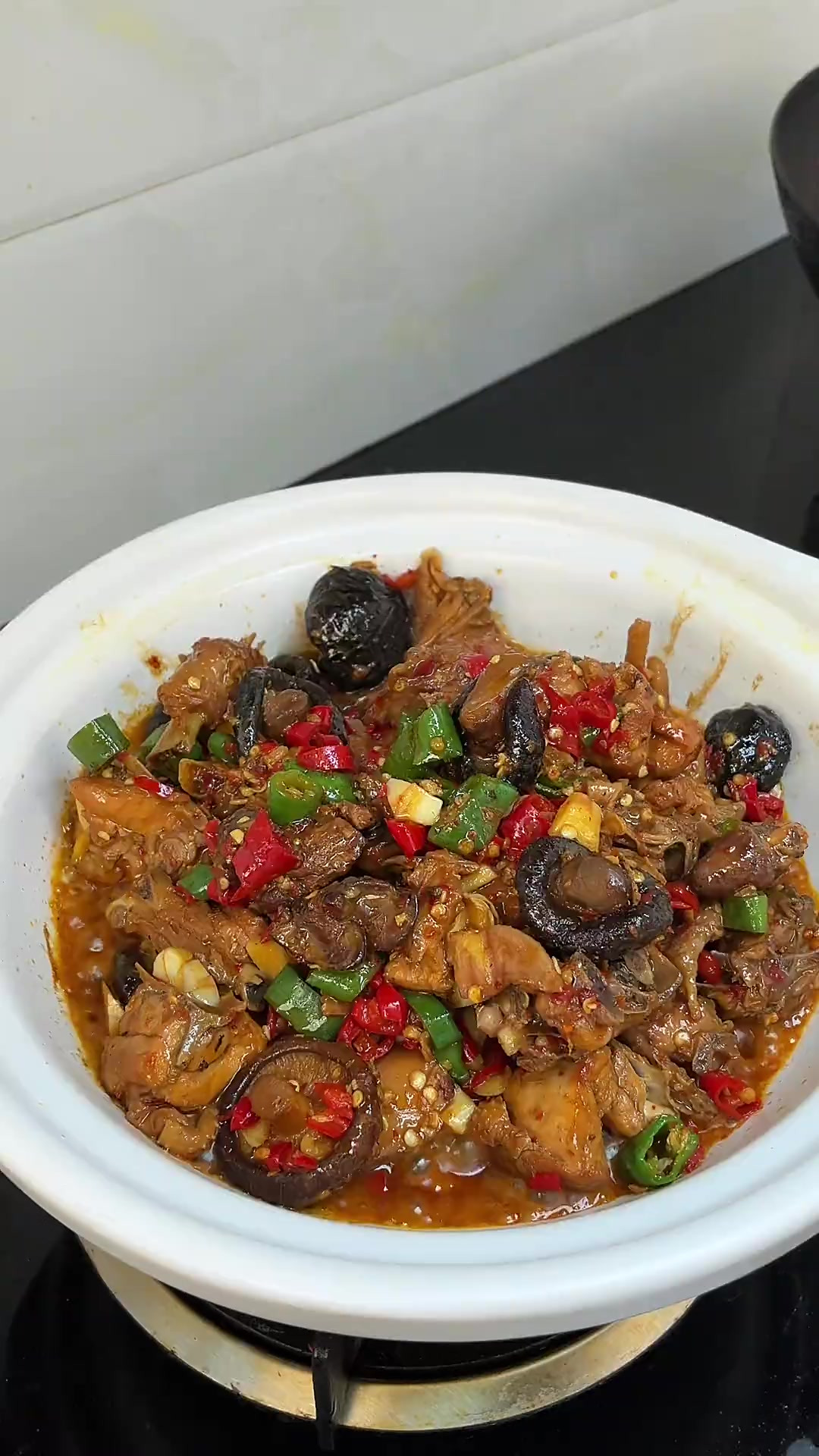 香菇炒鸡块又香又辣，赶紧回家试试吧