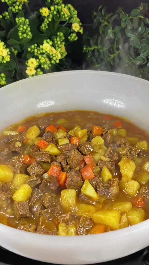 咖喱牛肉,浇在白米饭上,牛肉土豆汤汁一口下去有点上头啊!