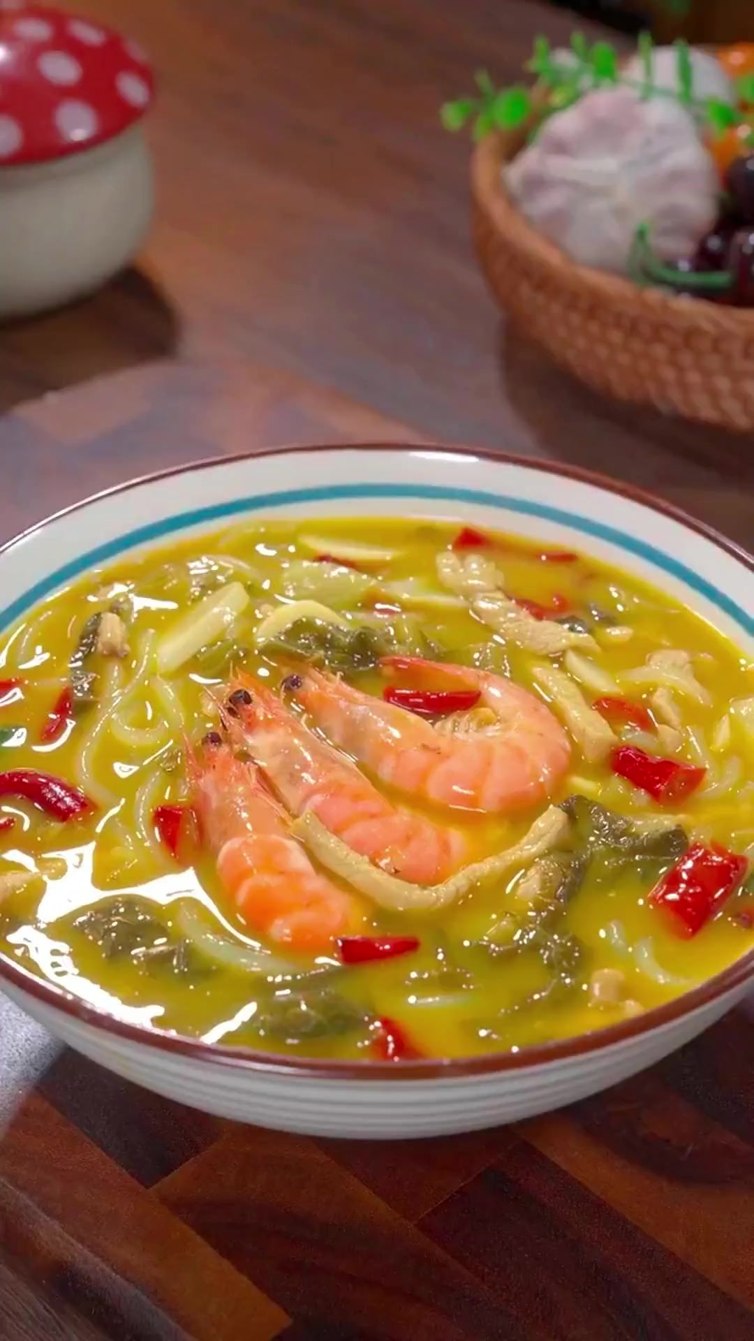 为什么饭店的酸汤面那么好吃呢?其实在家做就跟煮泡面一样简单