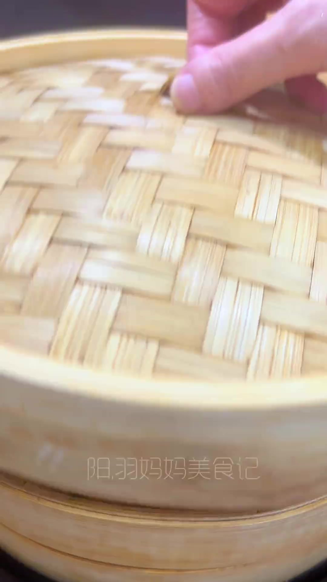 热腾腾的青菜香菇小笼包出锅啦，青菜翠绿 皮松软又好吃