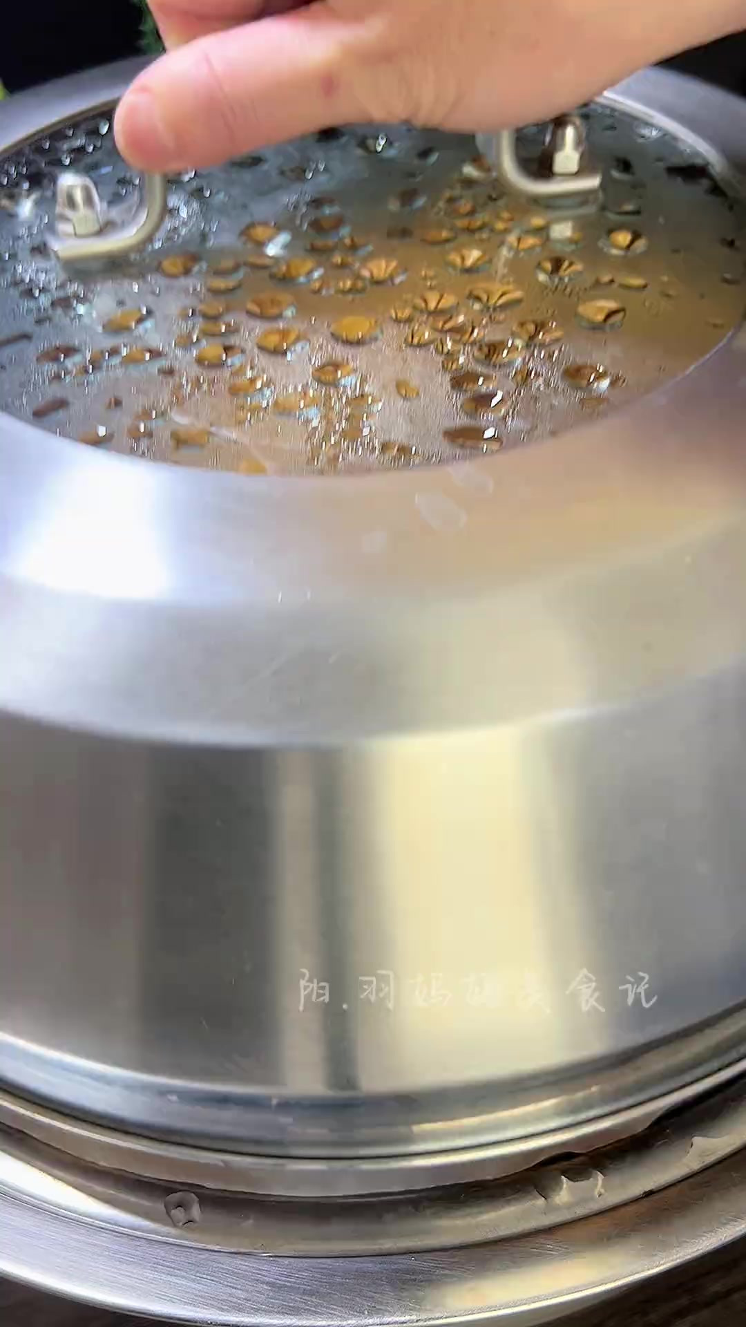 热热腾腾的手撕红糖馒头,个个蓬松柔软,出锅就干掉三个