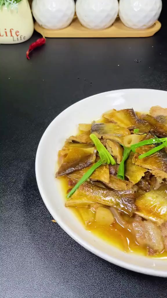年夜饭第四道有淡水鱼之王的香鱼干,曾经我们这只养着看不吃的