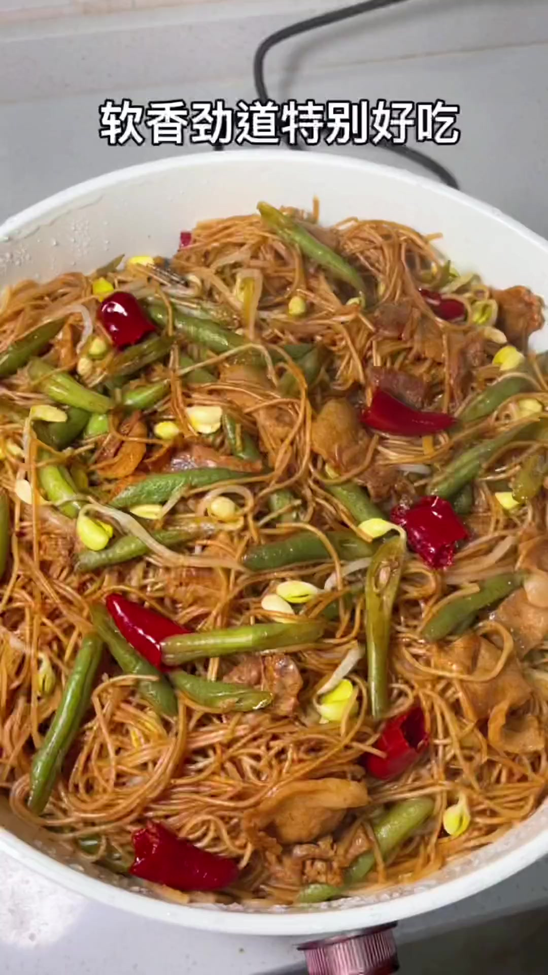 今天用挂面做一锅蒸面，软香劲道，配着大蒜吃简直绝了