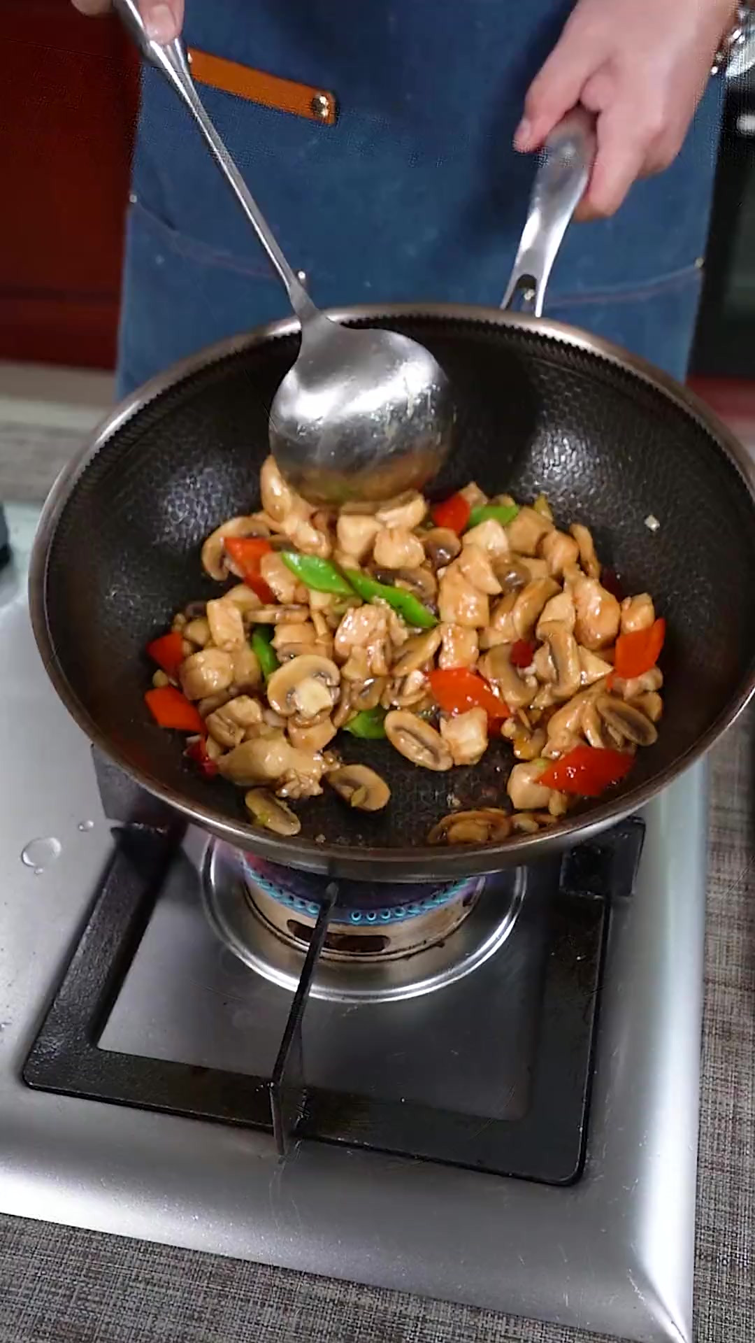 香滑嫩爽的口蘑鸡丁来啦