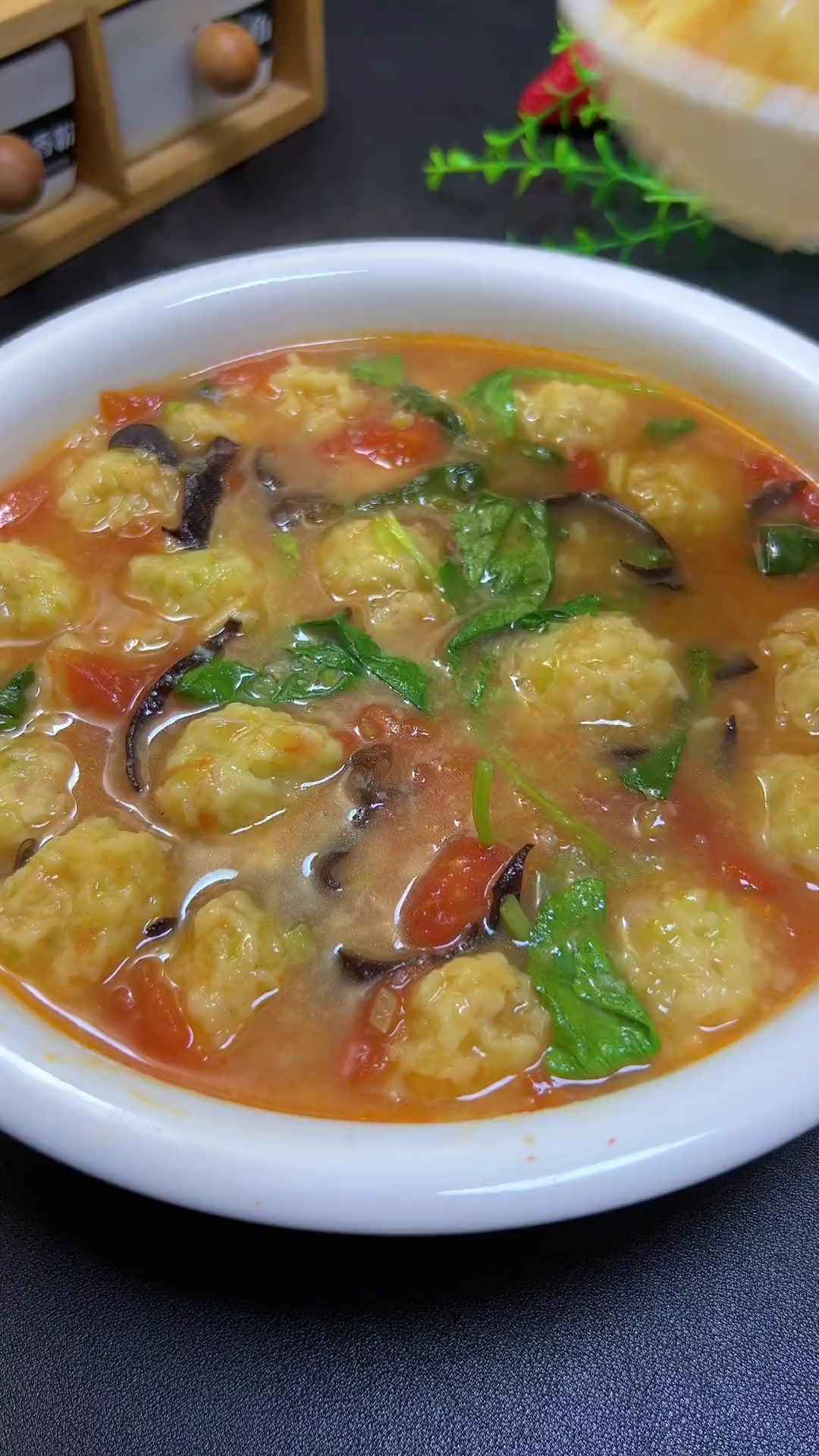 又到了吃萝卜的季节,给家人做了一锅萝卜丸子汤,好吃又营养