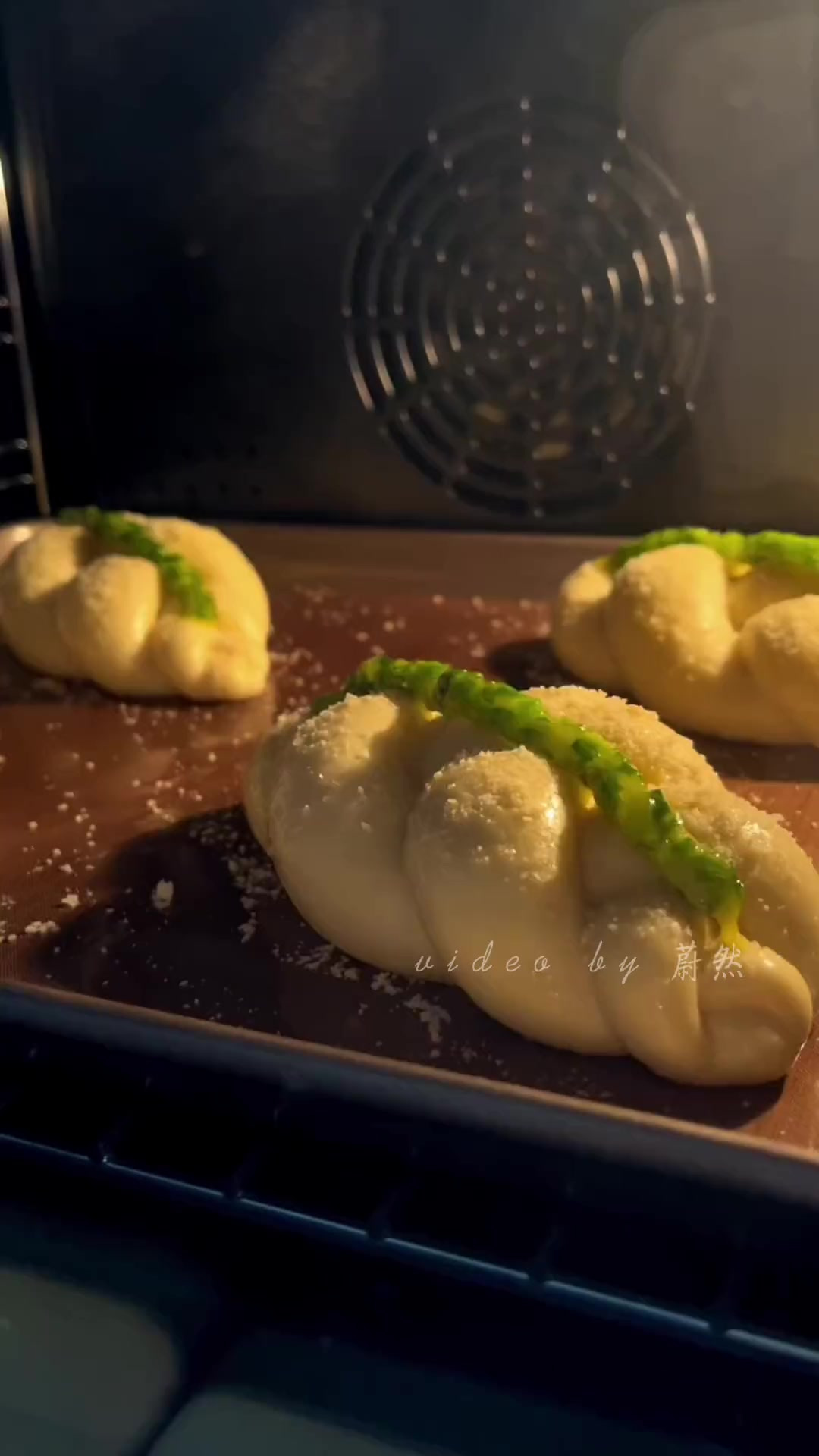 今天分享咸香松软的辫子面包,葱油与奶香搭配的恰到好处
