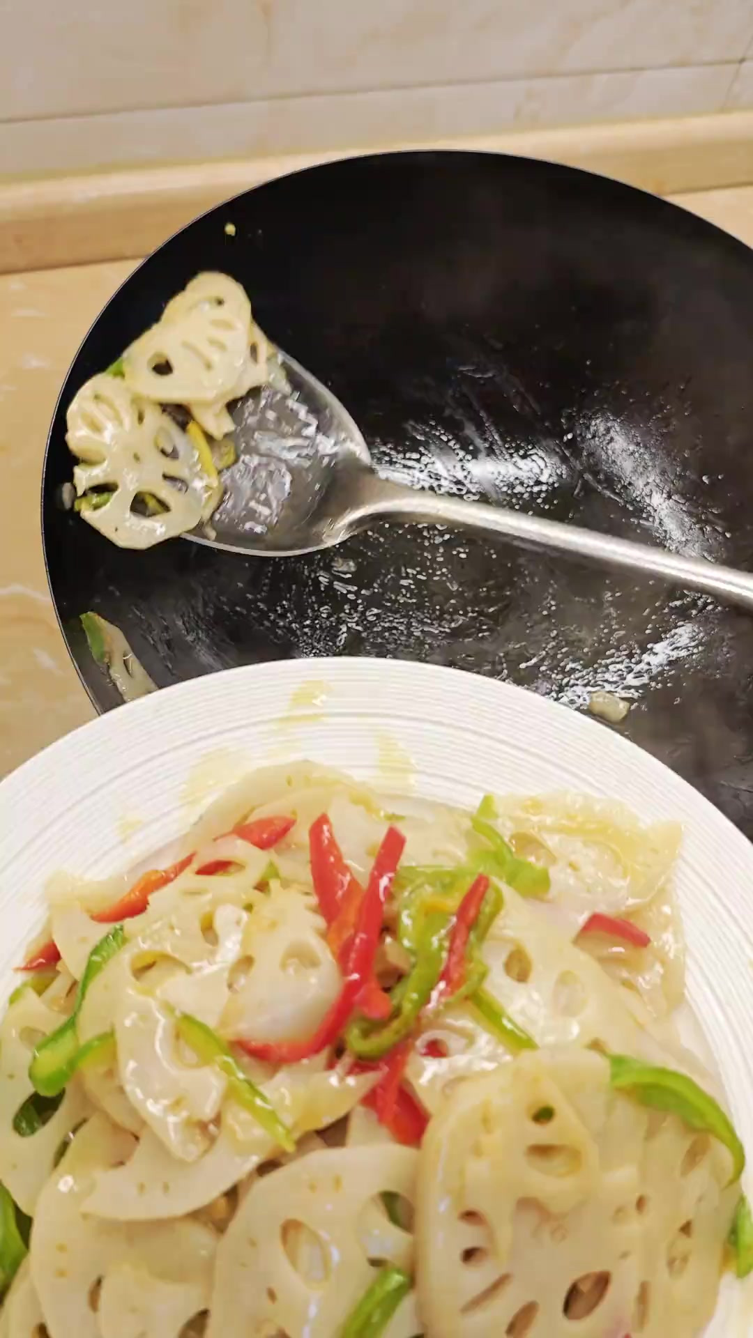 藕片这样炒，清爽开胃，家人都喜欢吃！