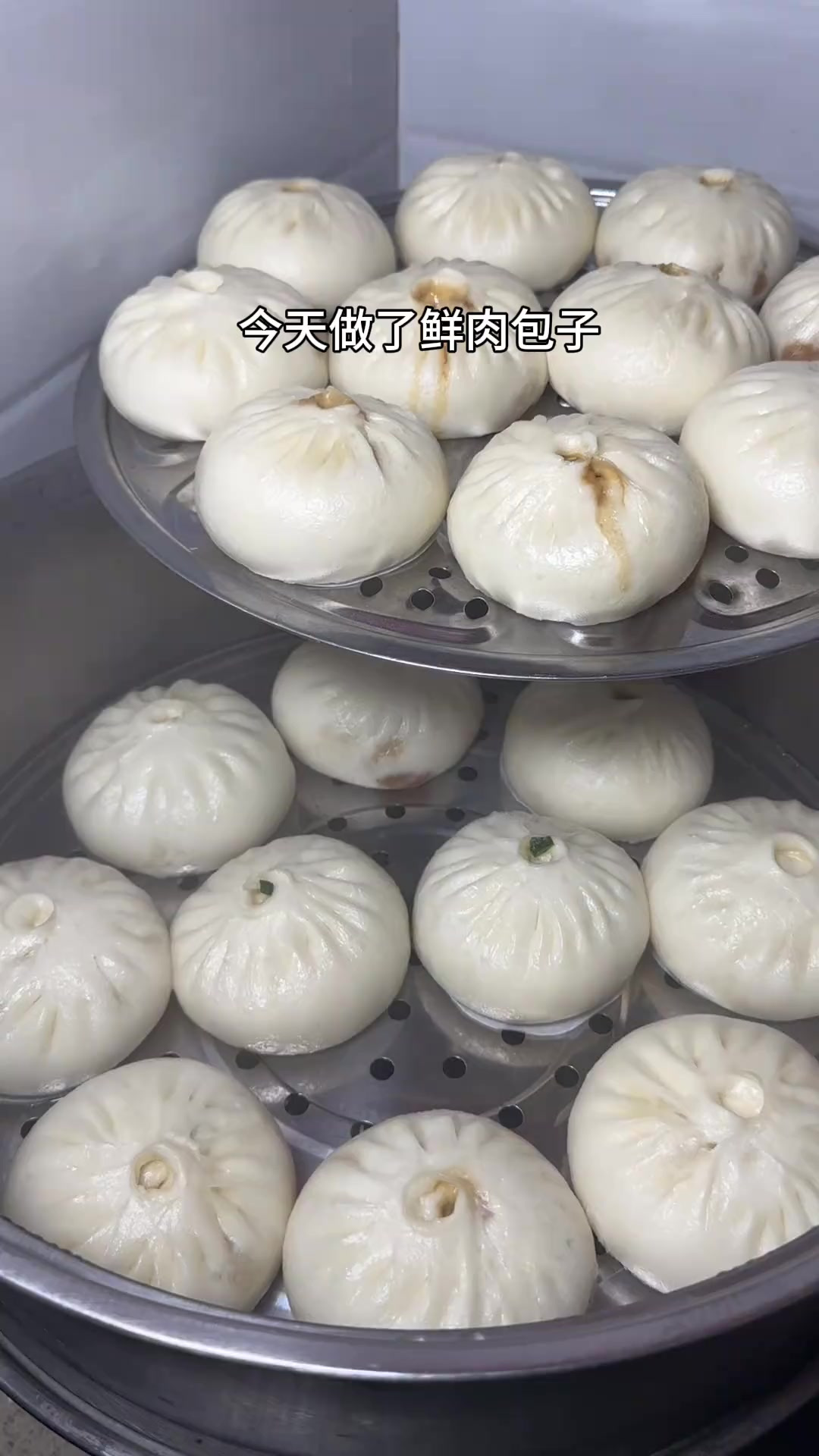 今天用利仁和面机做了鲜嫩多汁的鲜肉包，家人说太好吃了