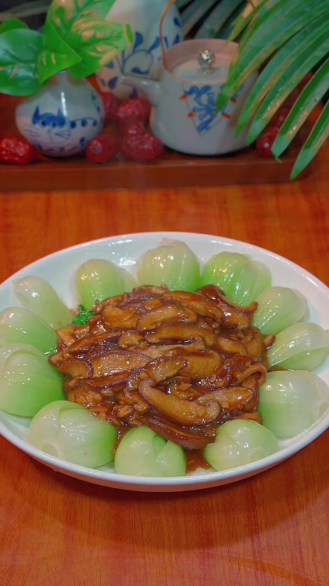 年夜饭第五道菜，香菇青菜，餐桌上总要荤素搭配