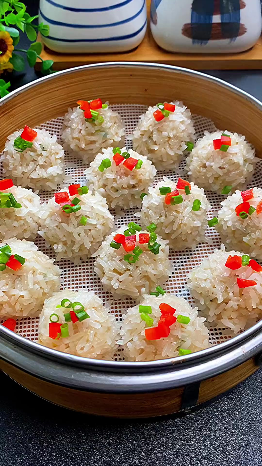 过年的餐桌上做一道珍珠丸子,寓意团团圆圆、幸福美满