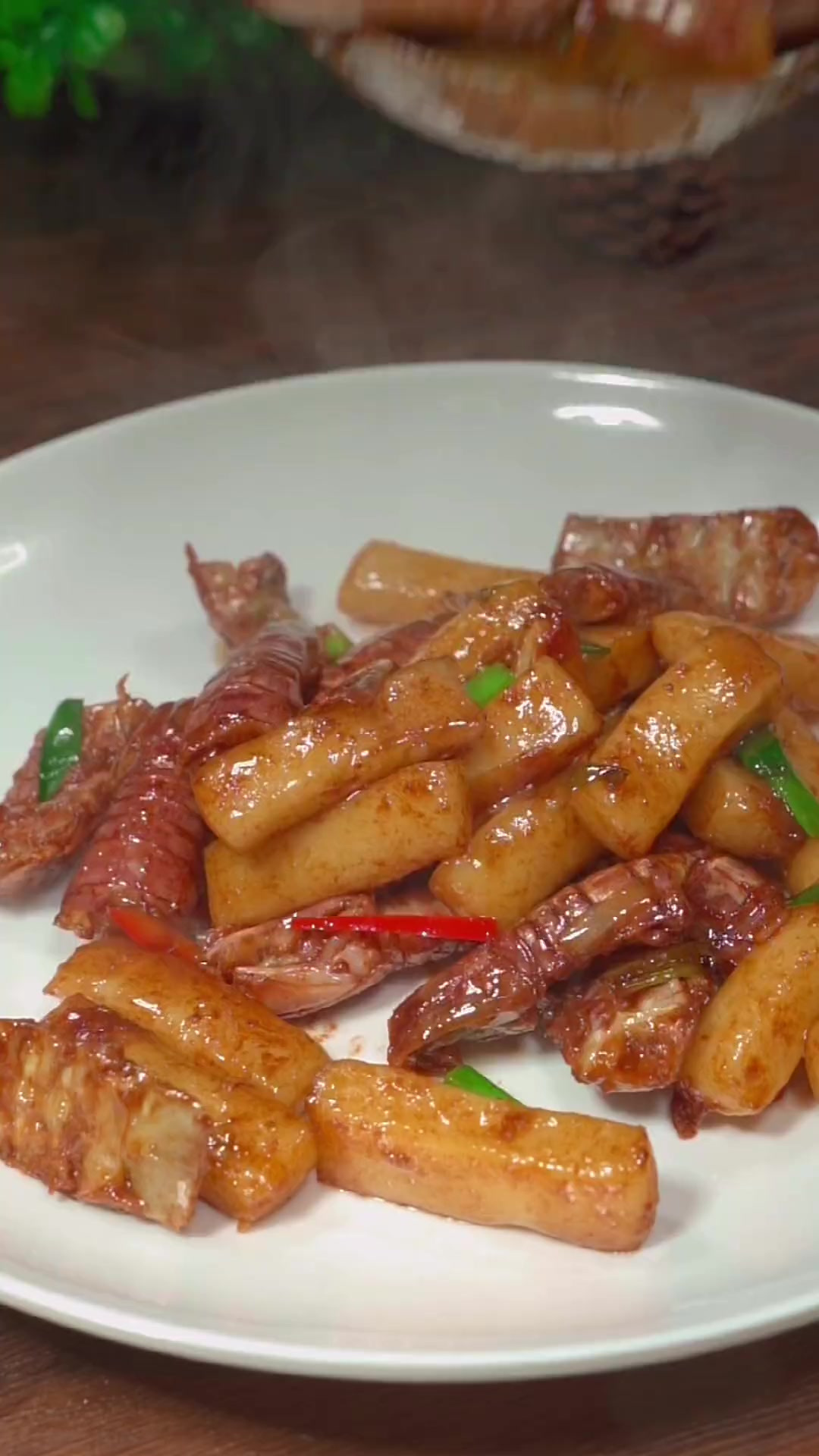 又到了皮皮虾的季节，皮皮虾炒年糕安排起来吧