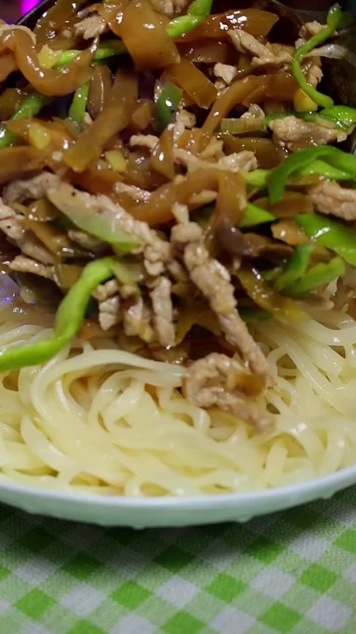 天气热没有胃口怎么办?必须整一碗榨菜肉丝面