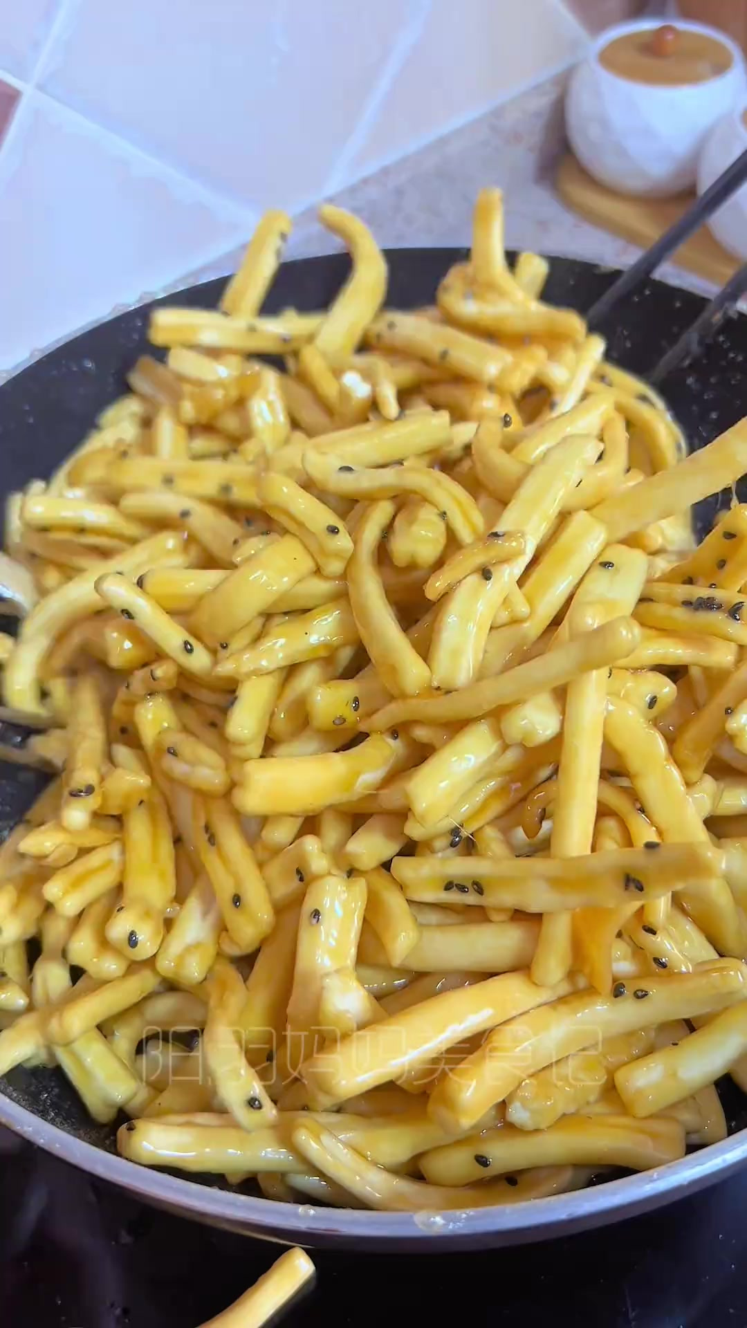 只需三个鸡蛋，就能做孩子爱吃的沙琪玛，松软还拉丝，简单又好吃