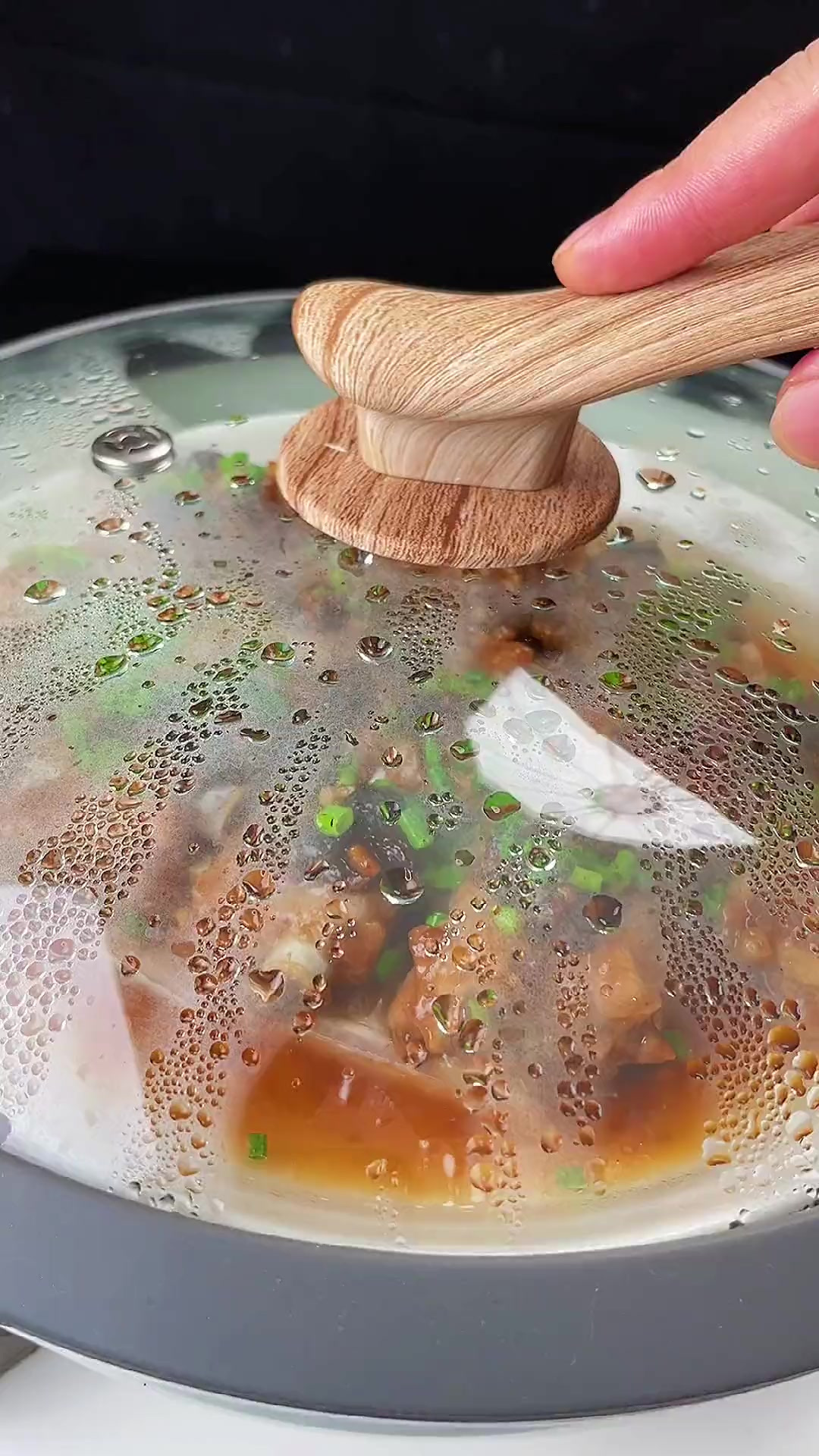 我的拿手菜香芋蒸排骨，鲜嫩多汁，还没上桌就被抢光了