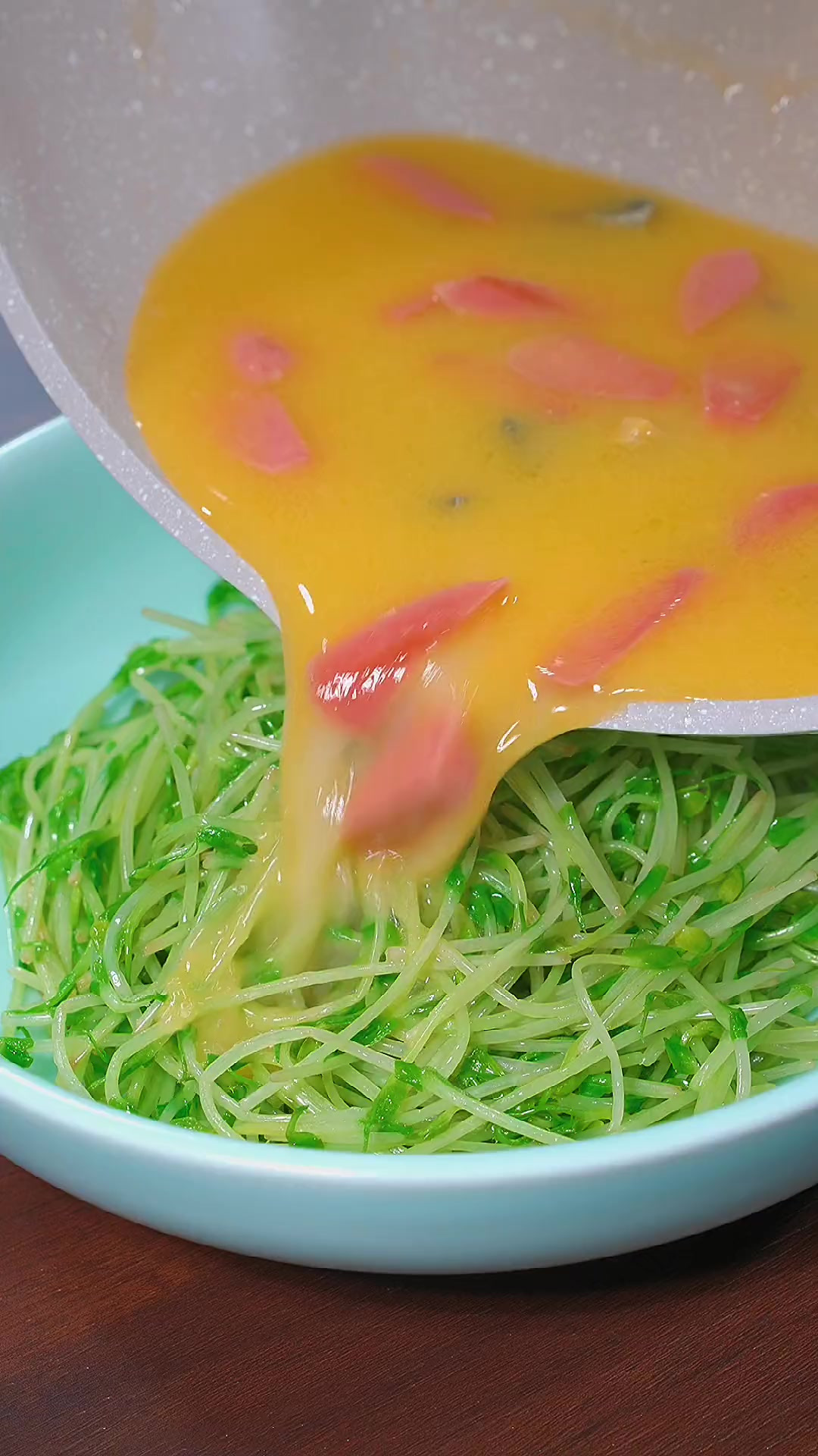 春天的豆苗非常脆嫩做成上汤豆苗汤鲜味美