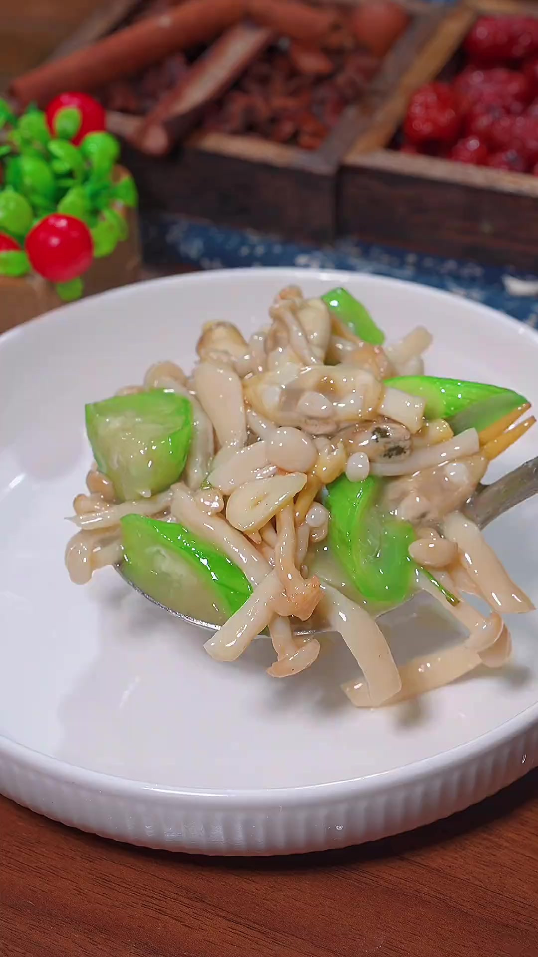 丝瓜炒蛏子非常的鲜美,加点白玉菇更加的好吃,鲜到掉眉毛