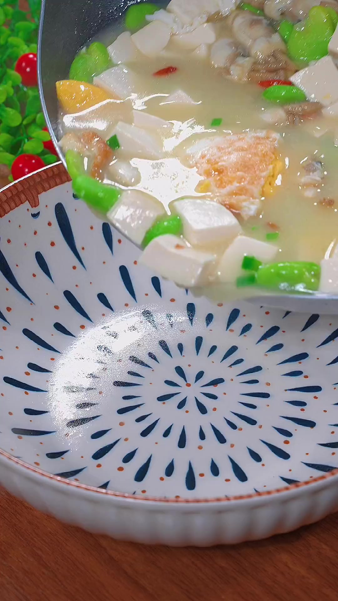 蛏子蚕豆豆腐鸡蛋汤太鲜美好喝了