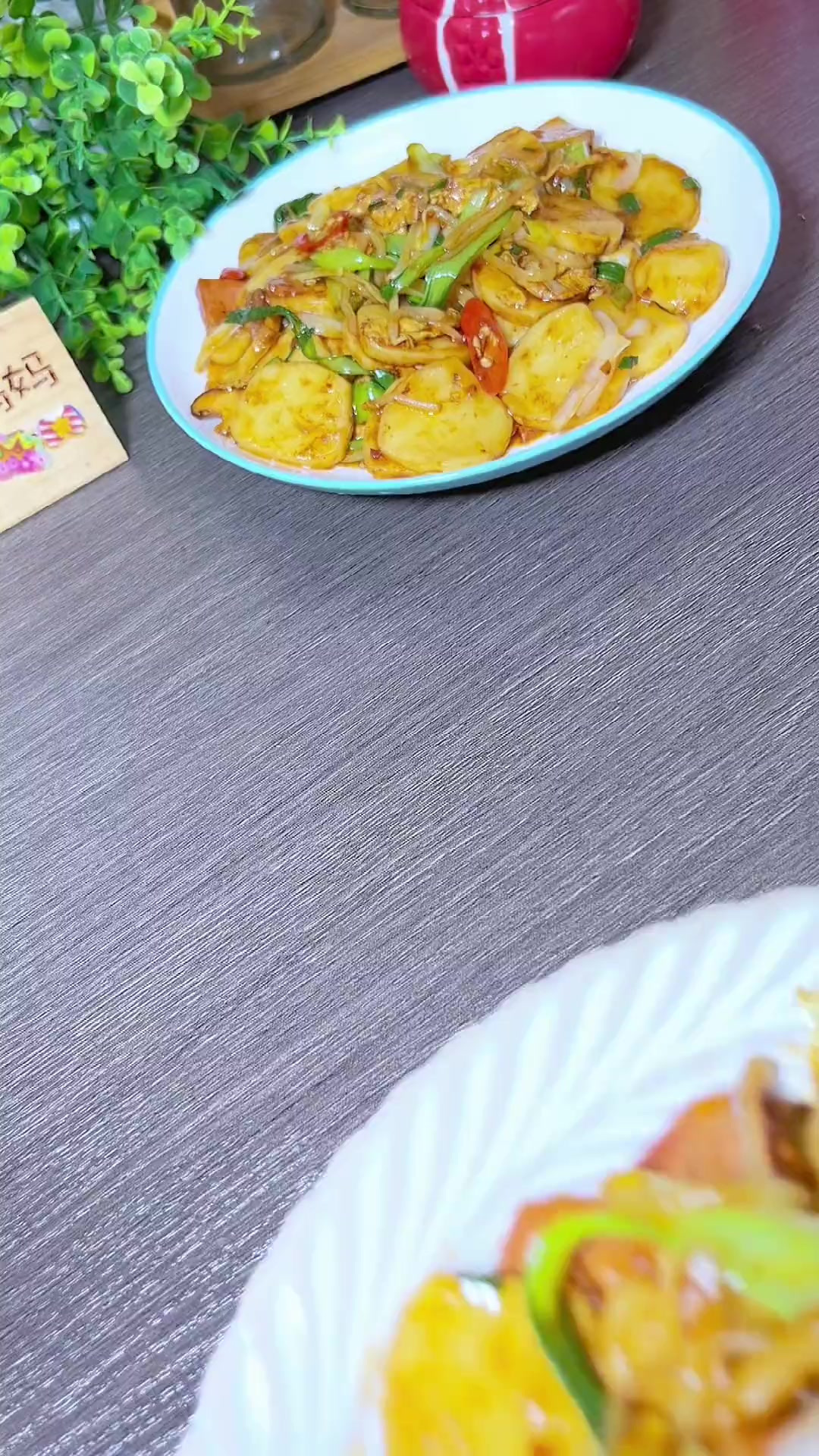 如果你吃面吃腻了来盘炒年糕吧!做法简单好吃又美味,太香了!