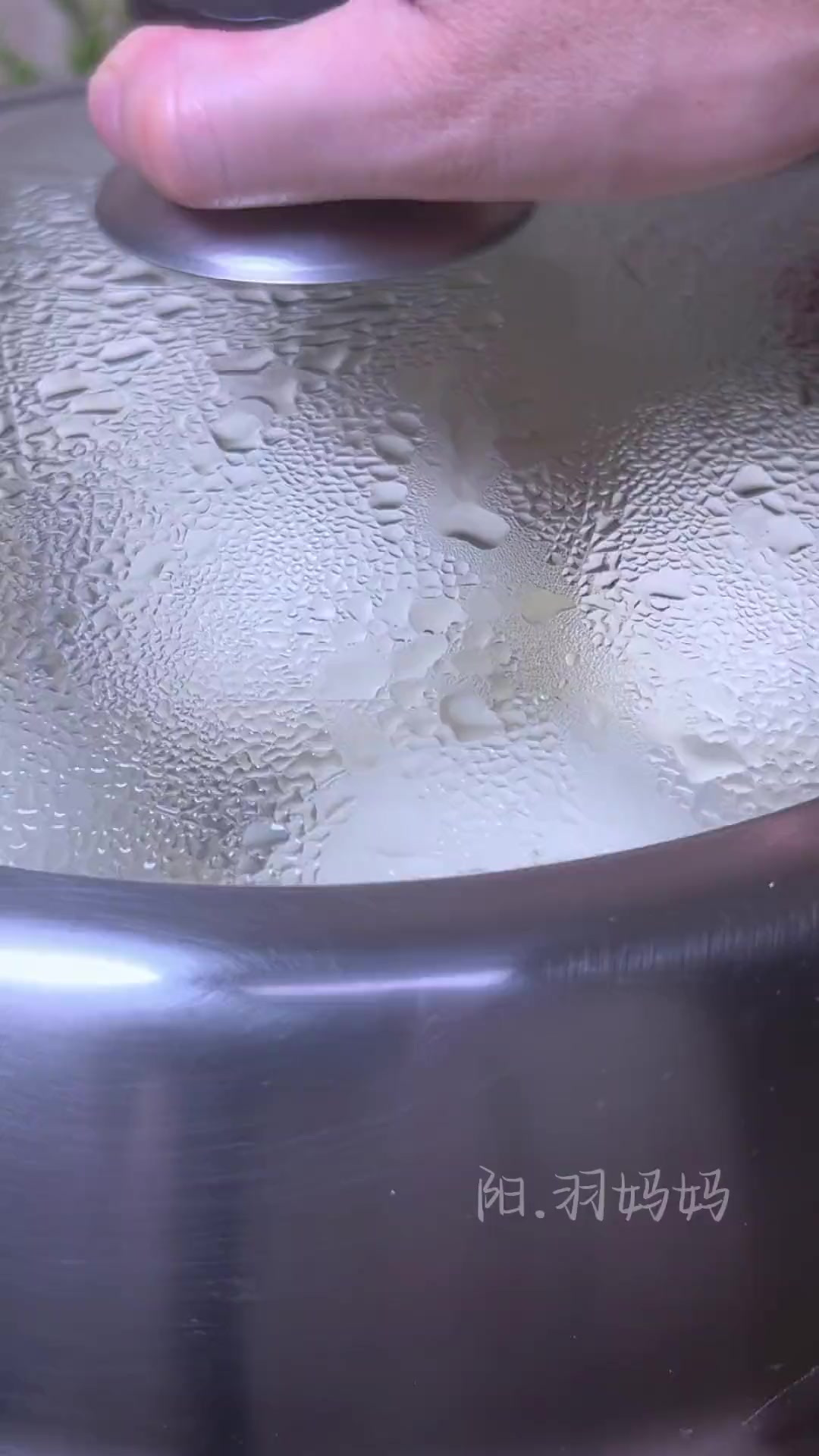 热气腾腾，白白胖胖的馒头出锅了