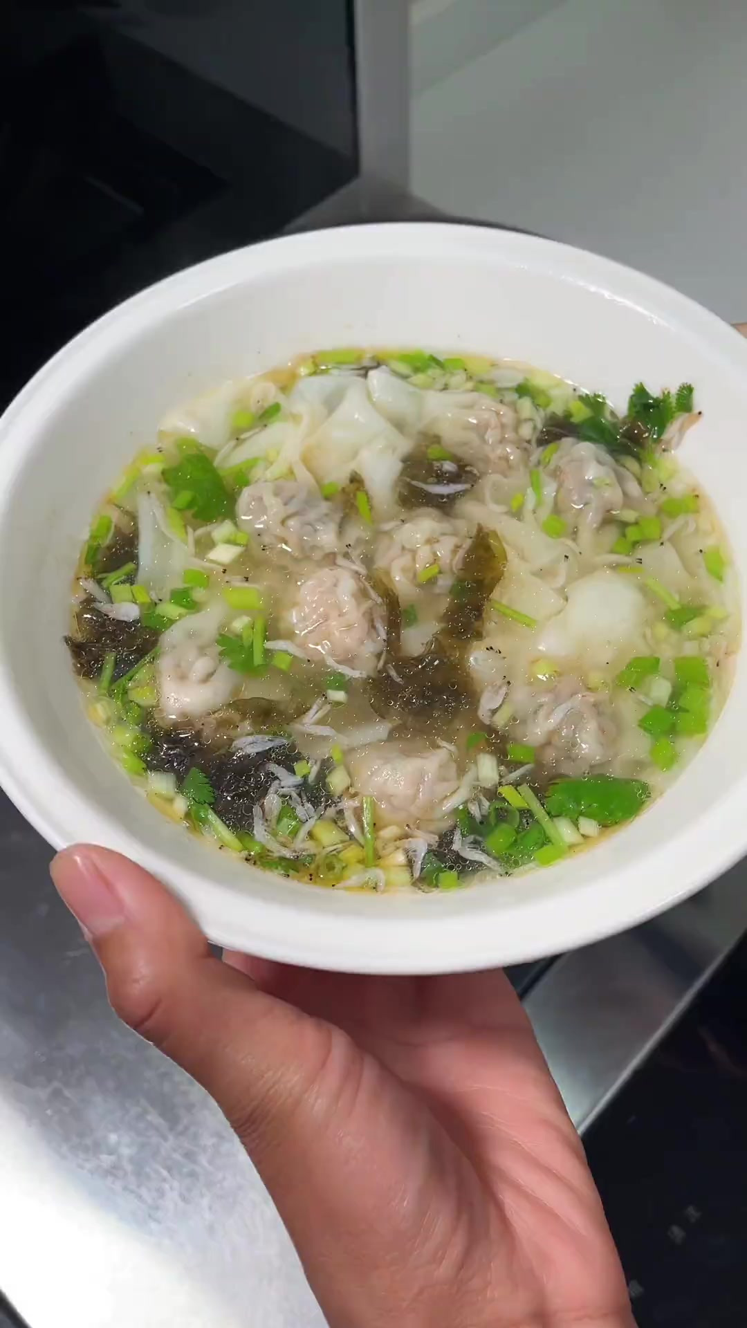 小学生的早餐 一碗又香又嫩又滑溜的馄饨 孩子吃的可香可满足啦