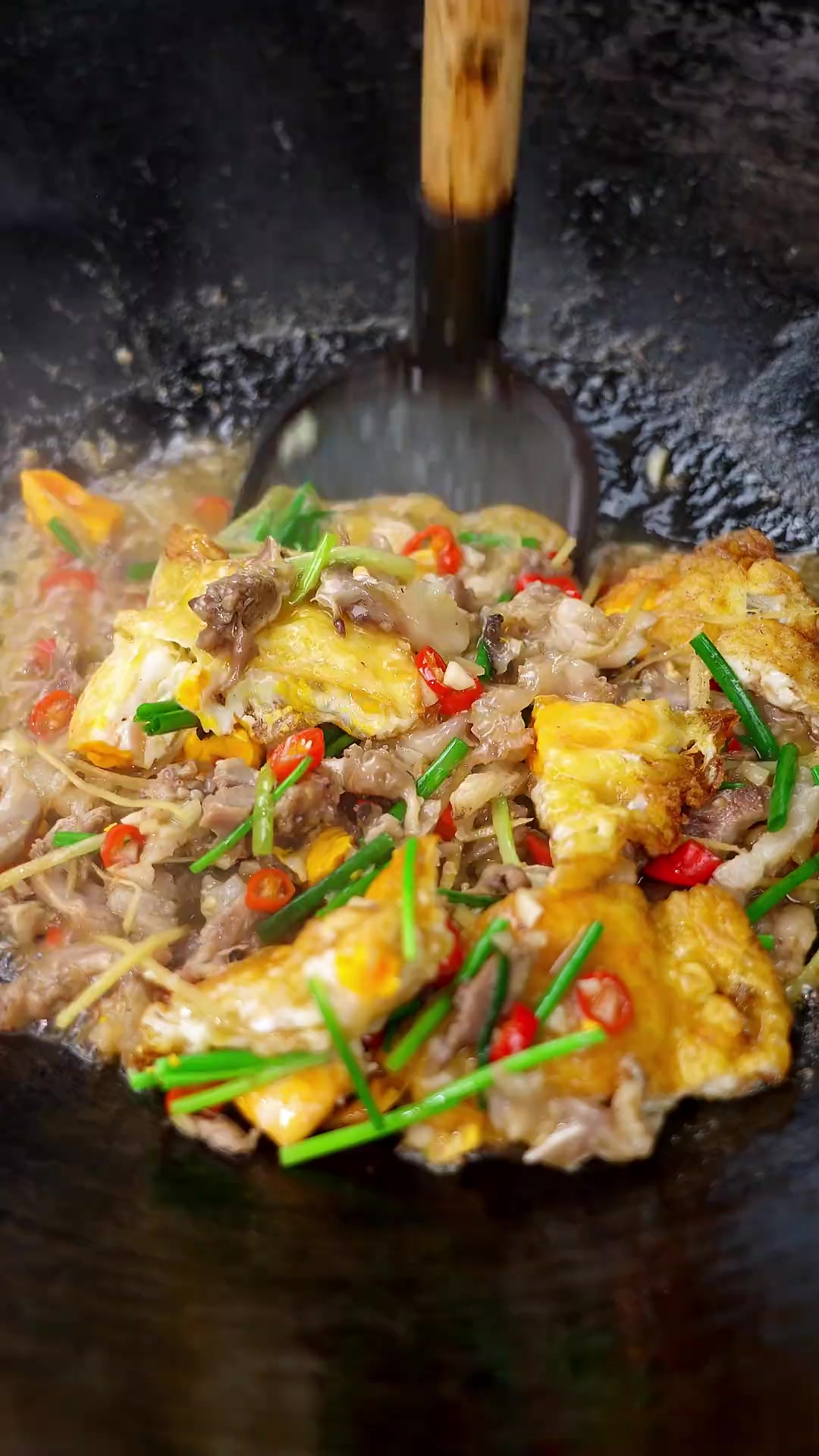 拆骨肉焖荷包蛋，猪脸上拆下来的肉特别嫩，配上荷包蛋真的绝了