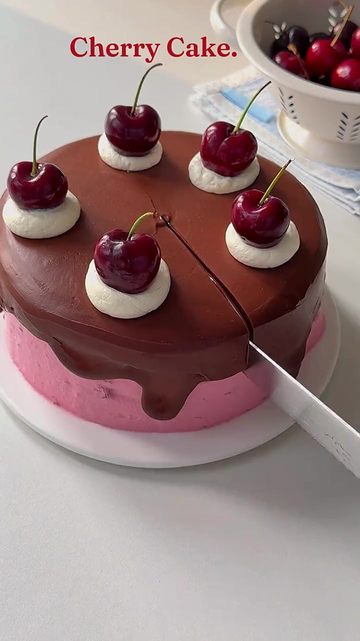 复古甜心巧克力车厘子蛋糕浓郁醇厚