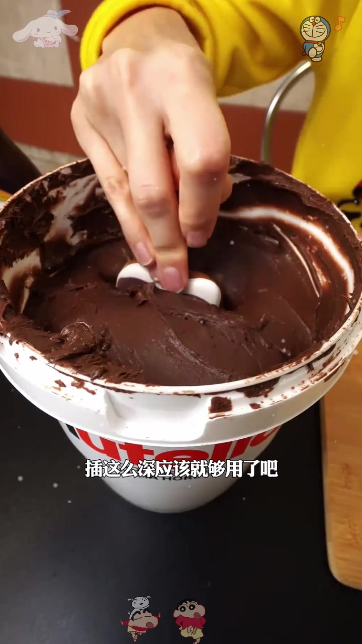 把大软糖放巧克力酱里,最后真的万万想不到!