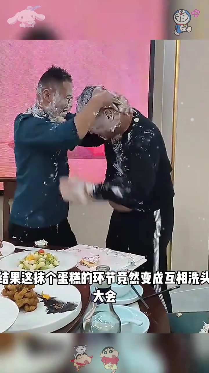  兄弟俩过生日对掐,还带个蛋糕干啥呢《