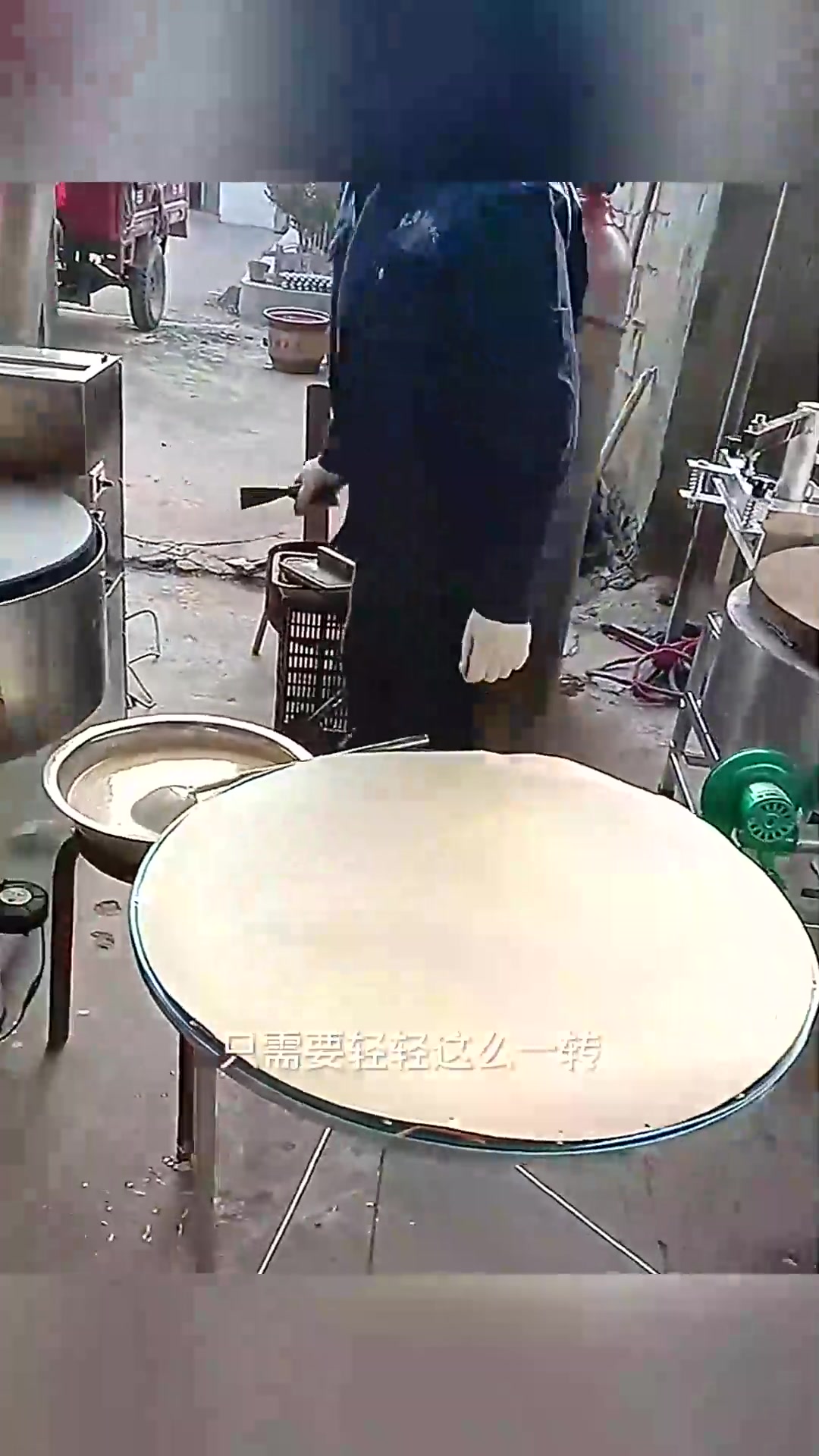  大妈摊煎饼,煎饼飞起来了!