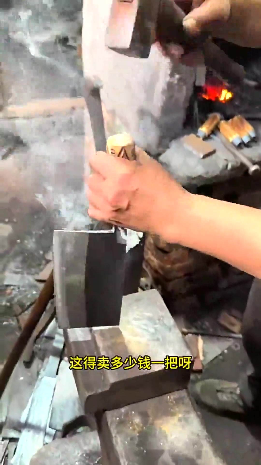  纯手工锻打的菜刀,这么好的菜刀,得卖多少钱一把啊